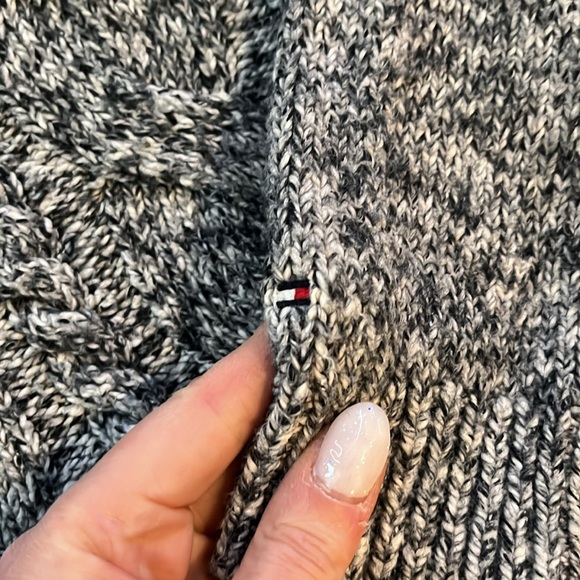 Tommy Hilfiger cable knot long sleeve sweater - Picture 2 of 5